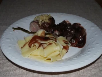 Rezept: Schweinefilet mit Pinienkernhaube und Rotwein-Schalotten Schweinefilet mit Pinienkernhaube und Rotwein-Schalotten - Rezept