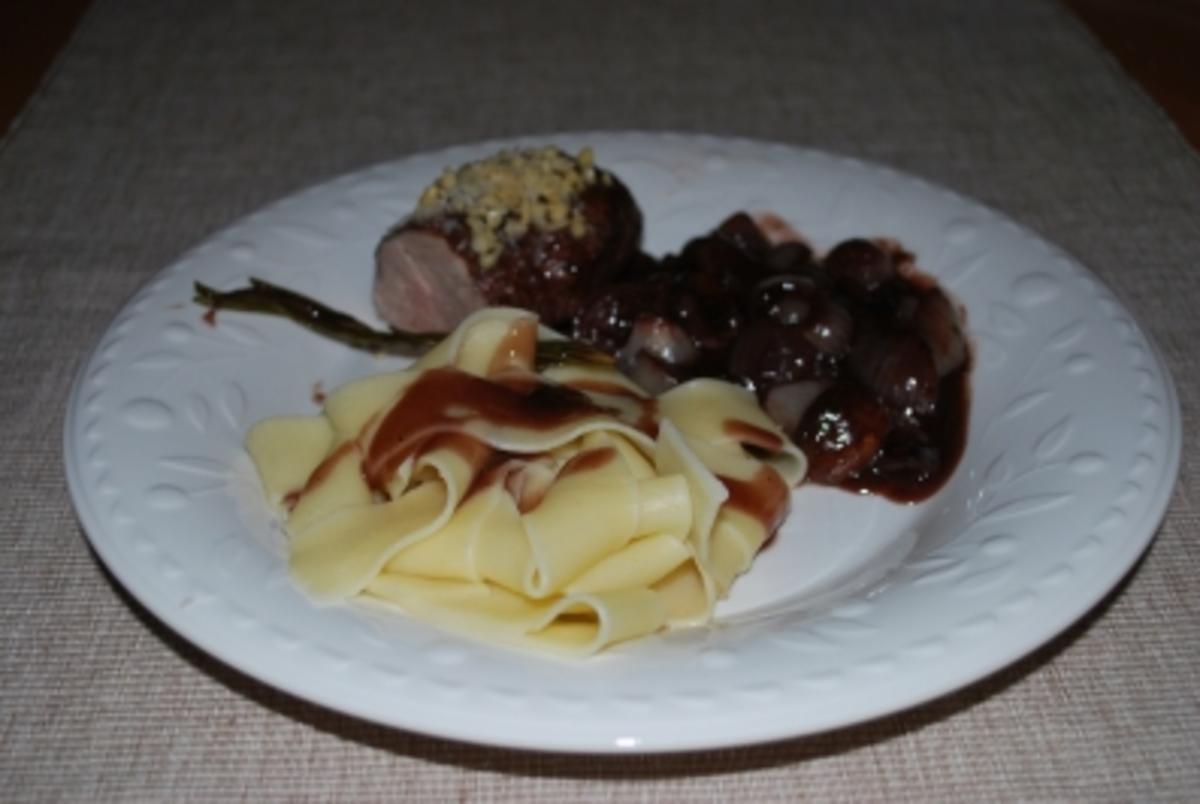 Bilder für Schweinefilet mit Pinienkernhaube und Rotwein-Schalotten - Rezept