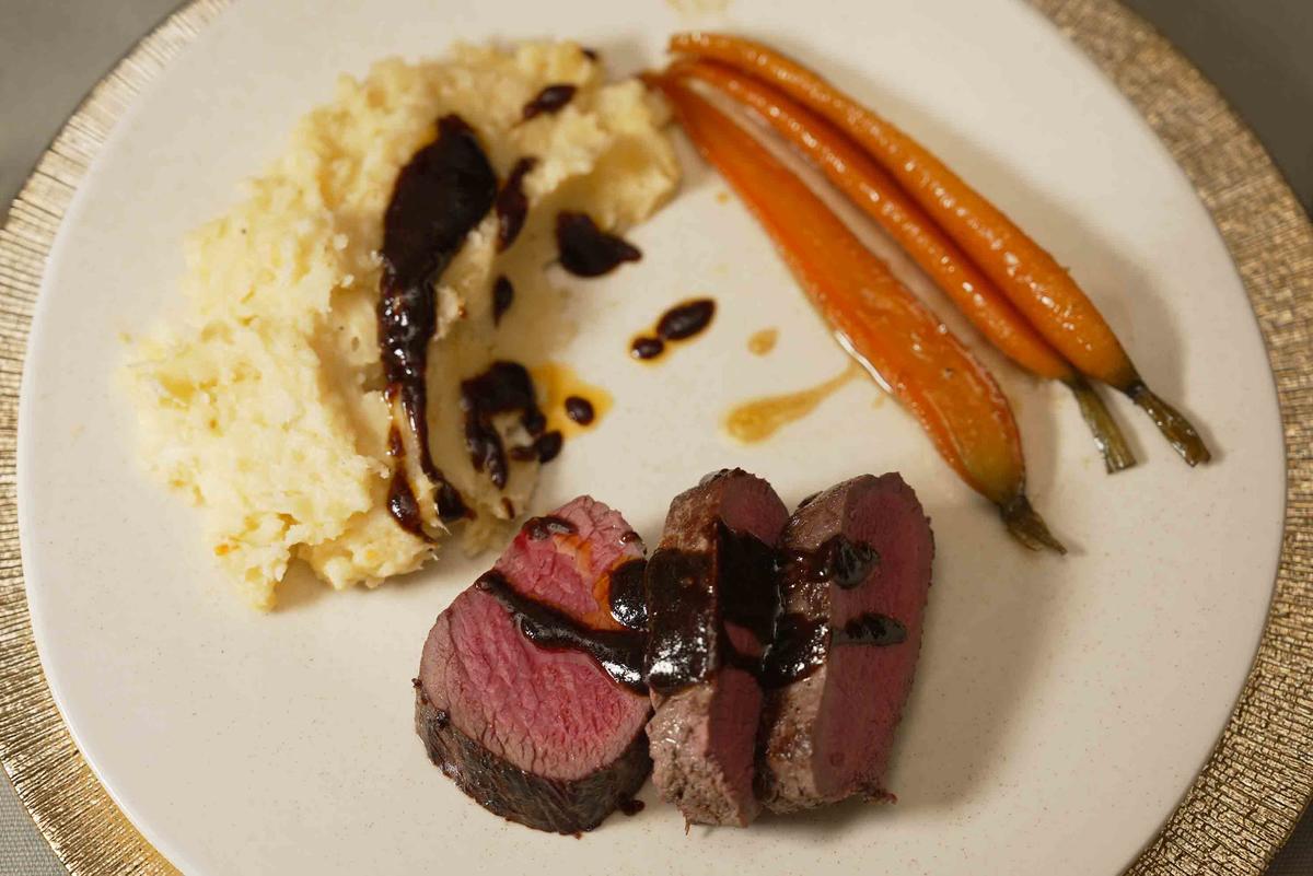 Rehrücken mit Printensauce an Pastinakenpüree mit glasierten Möhren - Rezept - Bild Nr. 17666