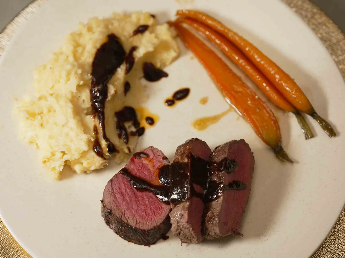 Rezept: Rehrücken mit Printensauce an Pastinakenpüree mit glasierten Möhren Bild Nr. 17666 Rehrücken mit Printensauce an Pastinakenpüree mit glasierten Möhren - Rezept - Bild Nr. 17666