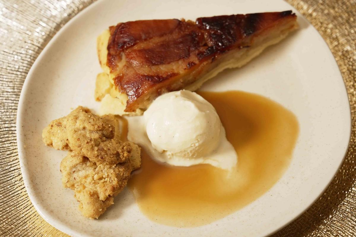 Apfeltarte mit Vanilleeis, Crumble und Balsamico-Karamell-Sauce - Rezept - Bild Nr. 17666