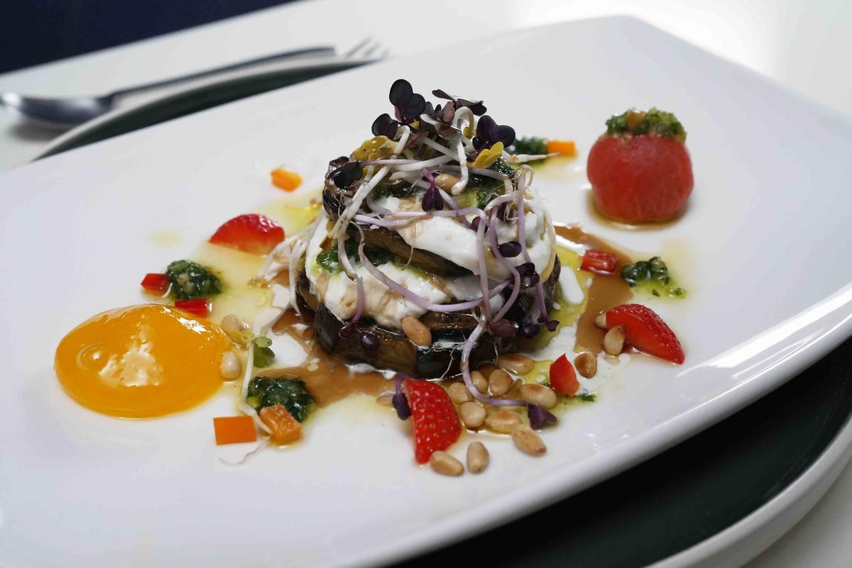 Auberginen-Türmchen mit Burrata, Pesto und Cherrytomaten - Rezept - Bild Nr. 17666