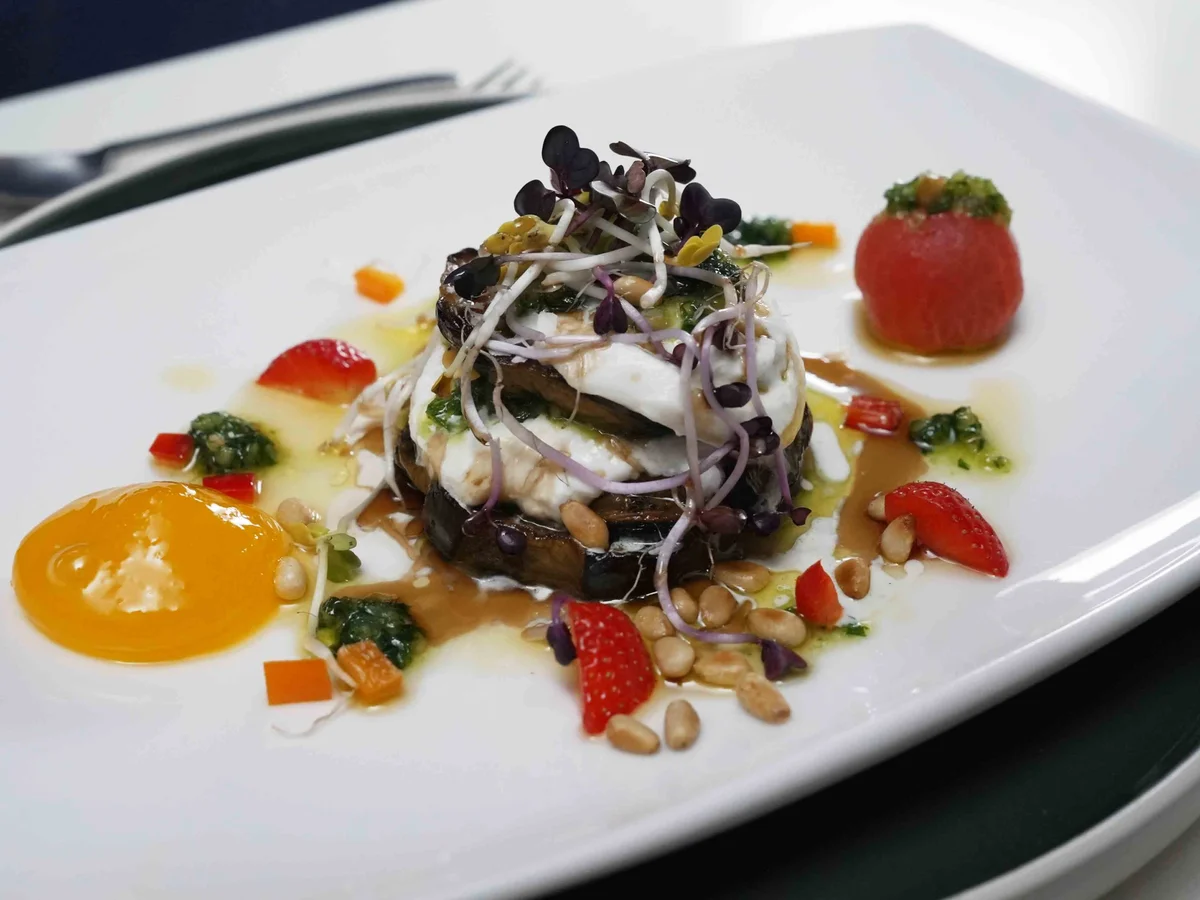 Rezept: Auberginen-Türmchen mit Burrata, Pesto und Cherrytomaten Bild Nr. 17666 Auberginen-Türmchen mit Burrata, Pesto und Cherrytomaten - Rezept - Bild Nr. 17666