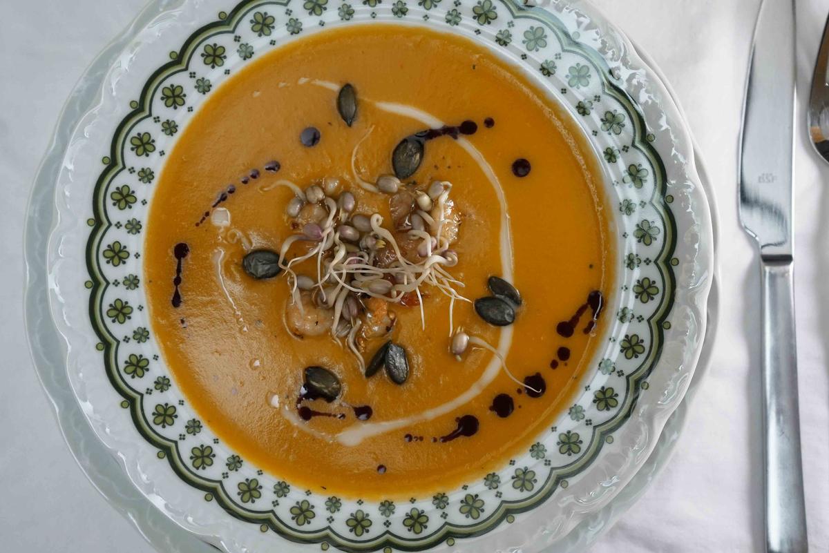 Kürbiscremesuppe mit gebratenen Garnelen und Mungobohnensprossen - Rezept - Bild Nr. 17677