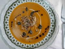 Kürbiscremesuppe mit gebratenen Garnelen und Mungobohnensprossen - Rezept - Bild Nr. 17677