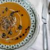 Kürbiscremesuppe mit gebratenen Garnelen und Mungobohnensprossen - Rezept - Bild Nr. 17677