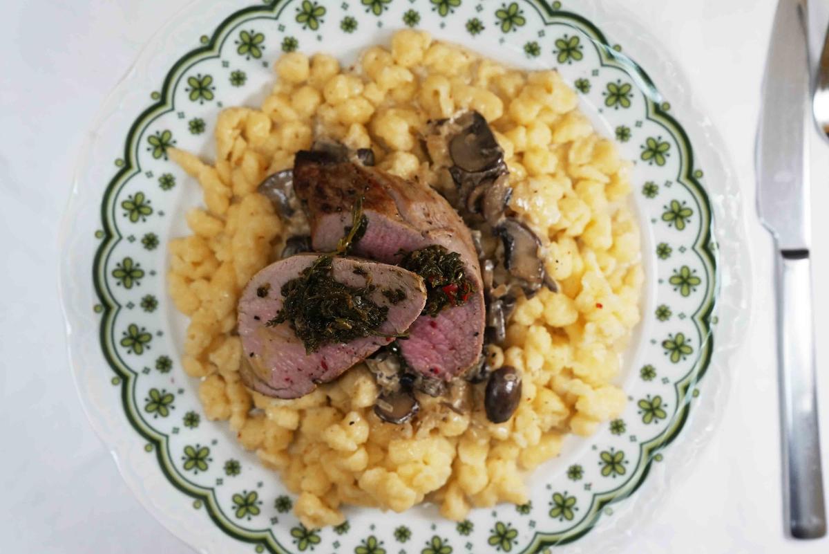 Knöpfle mit Schweinemedaillons in Champignonrahmsoße und Chimichurri - Rezept - Bild Nr. 17677