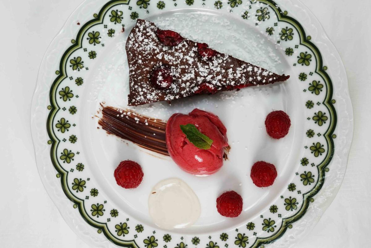 Schokoladenkuchen mit Himbeeren, Himbeer Nice Cream und Limettengelee - Rezept - Bild Nr. 17677