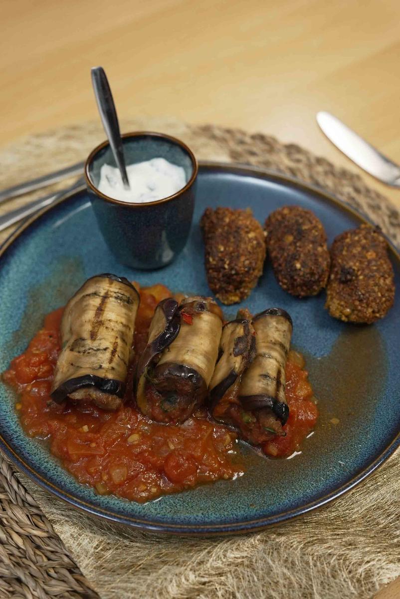 Gefüllte Auberginenröllchen vom Grill mit Falafel und Joghurt-Dip - Rezept - Bild Nr. 17677