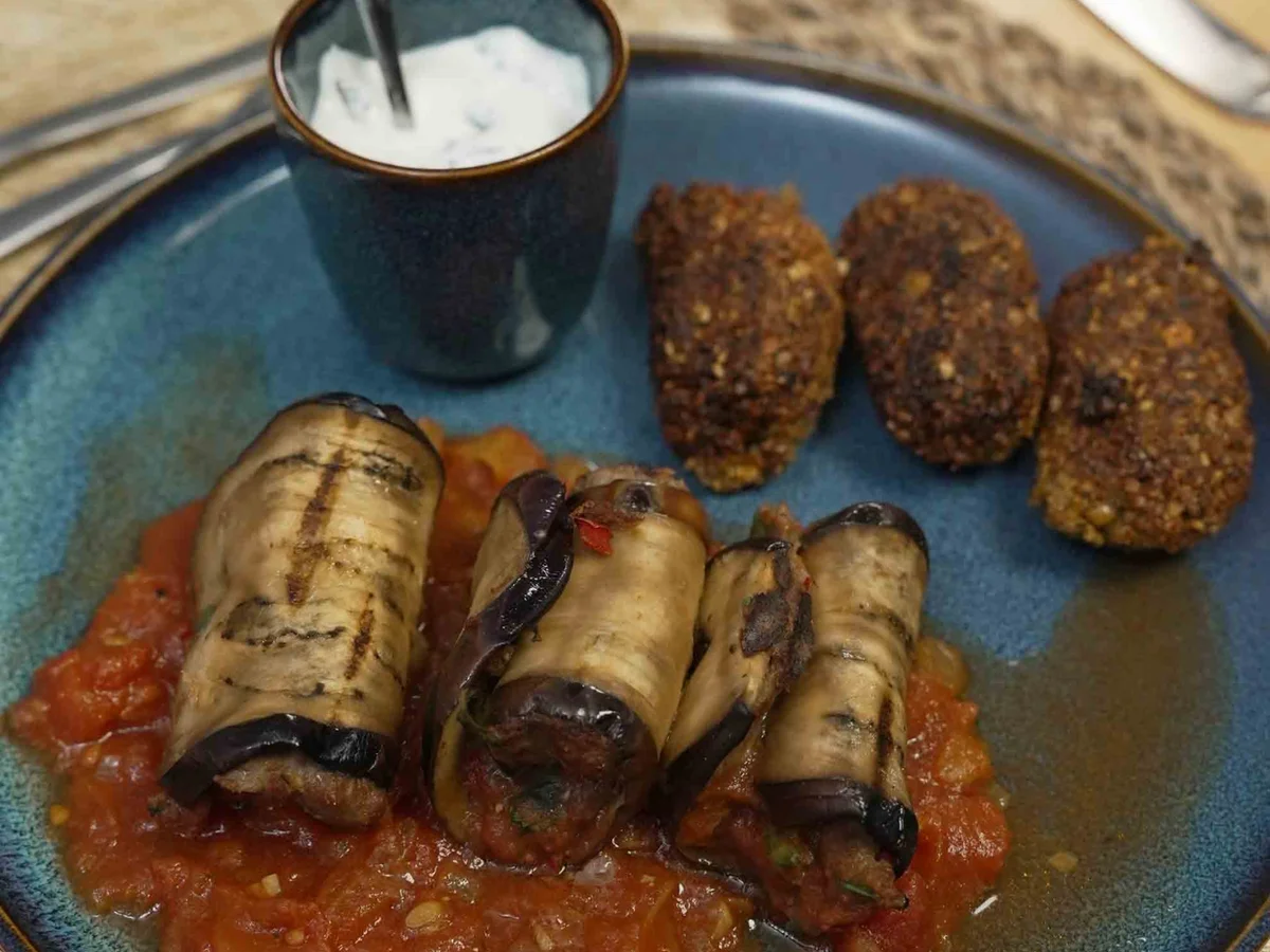 Rezept: Gefüllte Auberginenröllchen vom Grill mit Falafel und Joghurt-Dip Bild Nr. 17677 Gefüllte Auberginenröllchen vom Grill mit Falafel und Joghurt-Dip - Rezept - Bild Nr. 17677