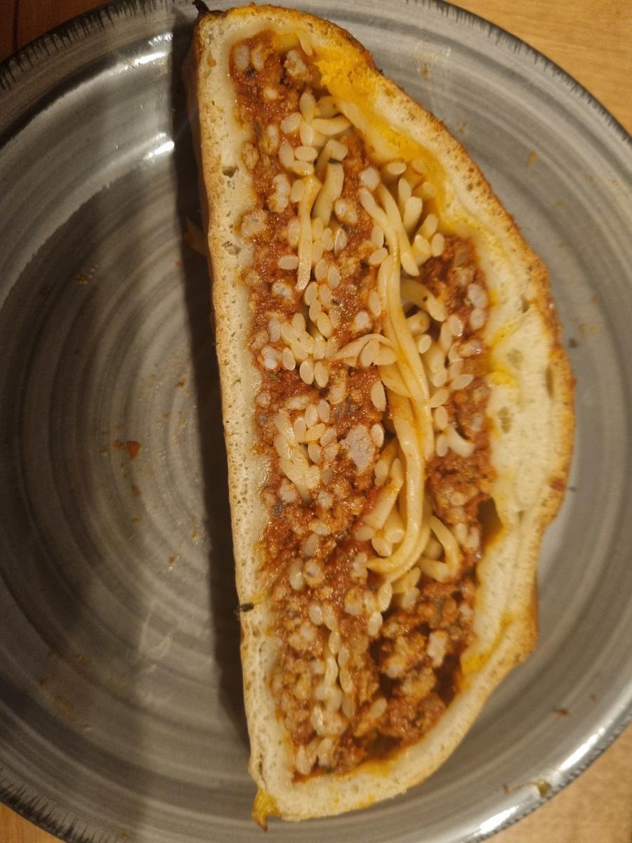 Spaghetti Bolognese im Pizzateig - Rezept - Bild Nr. 17679