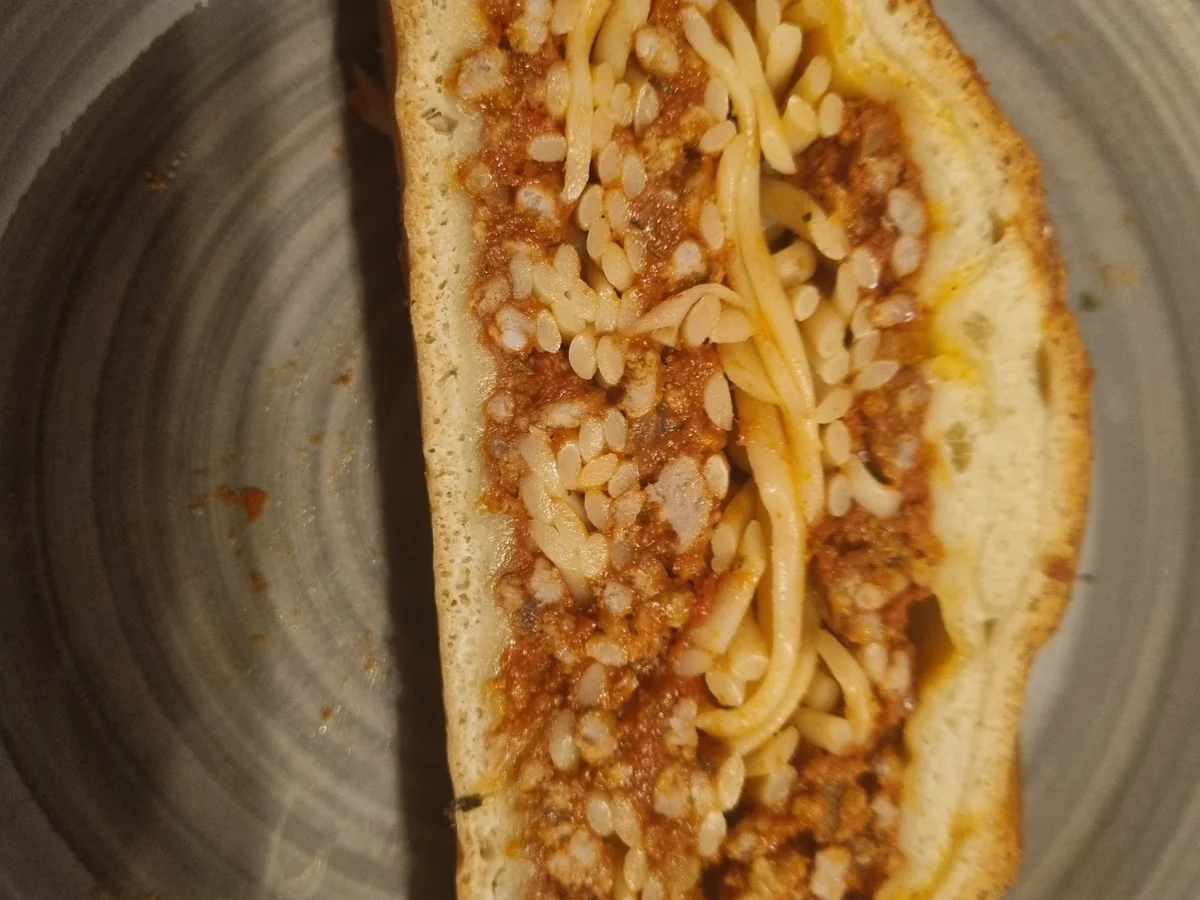 Spaghetti Bolognese im Pizzateig - Rezept - Bild Nr. 17679