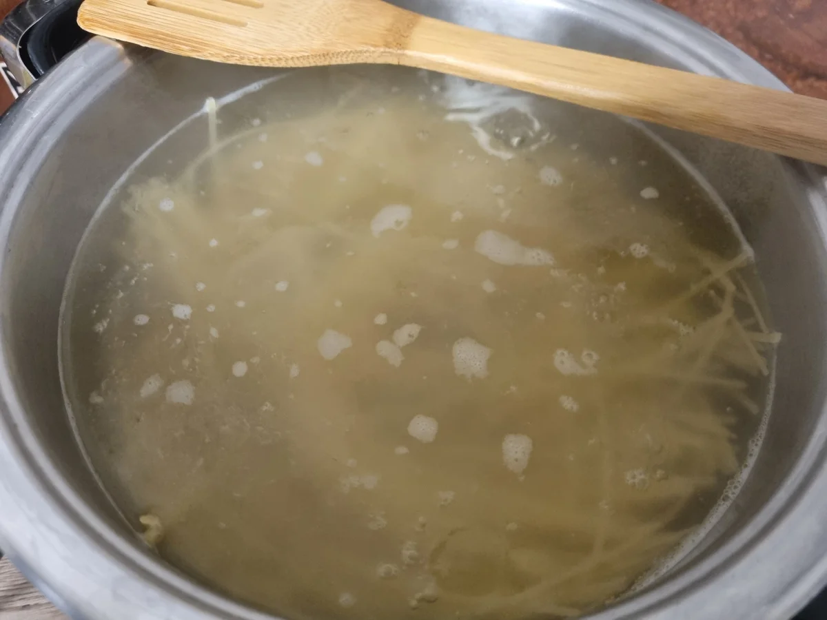 Spaghetti Bolognese im Pizzateig - Rezept - Bild Nr. 17682
