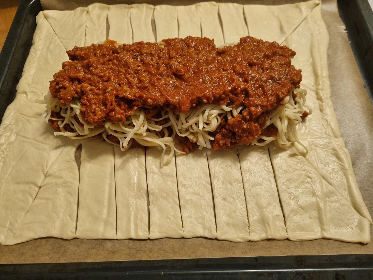 Spaghetti Bolognese im Pizzateig - Rezept - Bild Nr. 17683