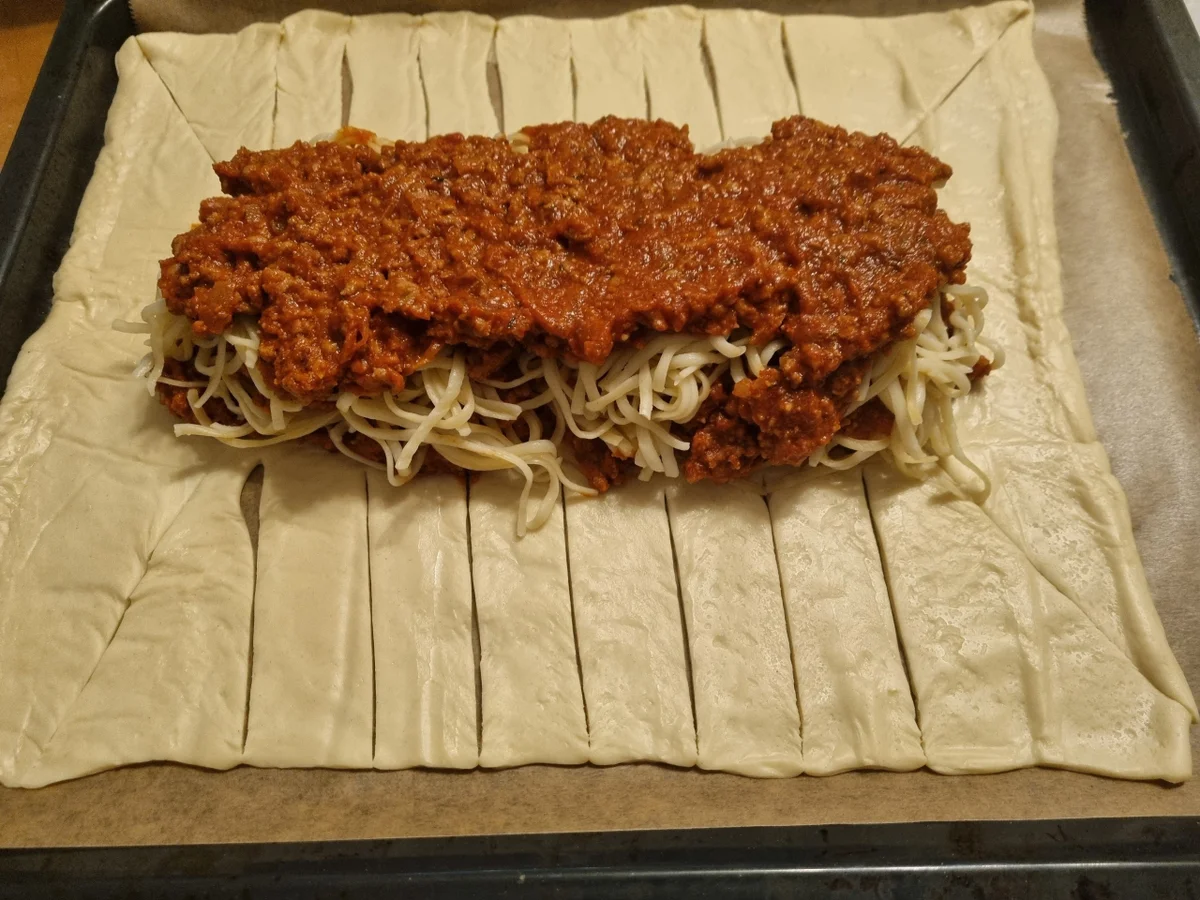 Spaghetti Bolognese im Pizzateig - Rezept - Bild Nr. 17683