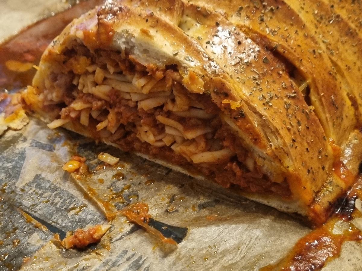 Spaghetti Bolognese im Pizzateig - Rezept - Bild Nr. 17688