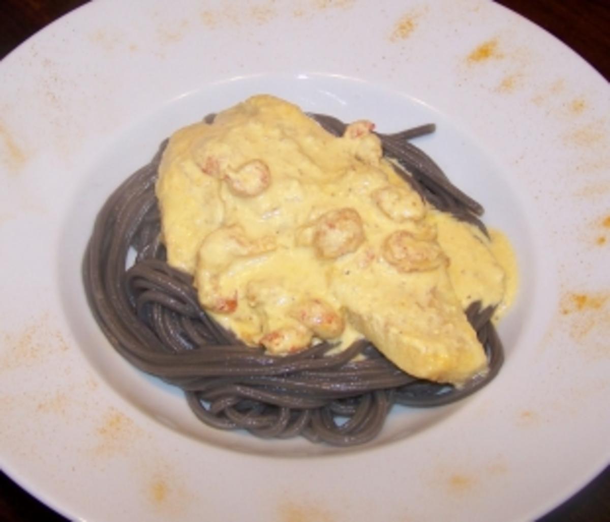 Bilder für Tilapiafilet auf Tintenfischspaghetti in Safransauce - Rezept