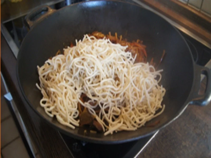 Mie-Nudeln mit Schweinefilet und Weißkohl - Rezept - Bild Nr. 17700