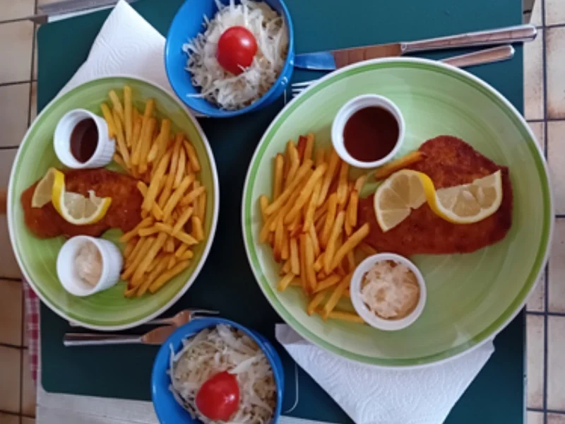 Rezept: Schnitzel mit Pommes-Frites und Weißkohl-Salat Bild Nr. 17694 Schnitzel mit Pommes-Frites und Weißkohl-Salat - Rezept - Bild Nr. 17694