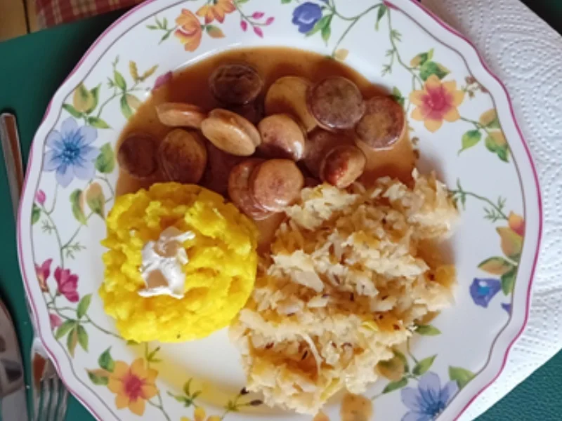 Rezept: Bratwurst in pikanter Sauce mit Weißkraut auf böhmische Art und Kartoffel-Stampf Bild Nr. 2 Bratwurst in pikanter Sauce mit Weißkraut auf böhmische Art und Kartoffel-Stampf - Rezept - Bild Nr. 2