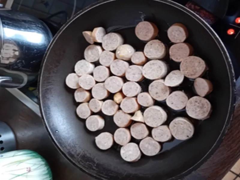 Rezept: Bratwurst in pikanter Sauce mit Weißkraut auf böhmische Art und Kartoffel-Stampf Bild Nr. 4 Bratwurst in pikanter Sauce mit Weißkraut auf böhmische Art und Kartoffel-Stampf - Rezept - Bild Nr. 4