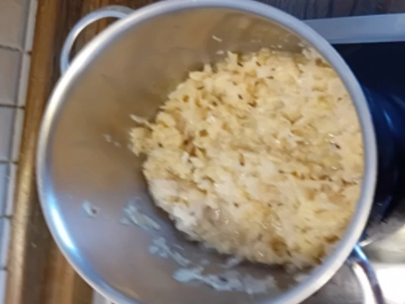 Rezept: Bratwurst in pikanter Sauce mit Weißkraut auf böhmische Art und Kartoffel-Stampf Bild Nr. 8 Bratwurst in pikanter Sauce mit Weißkraut auf böhmische Art und Kartoffel-Stampf - Rezept - Bild Nr. 8