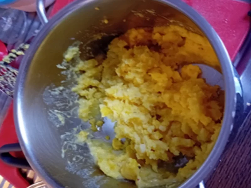 Rezept: Bratwurst in pikanter Sauce mit Weißkraut auf böhmische Art und Kartoffel-Stampf Bild Nr. 9 Bratwurst in pikanter Sauce mit Weißkraut auf böhmische Art und Kartoffel-Stampf - Rezept - Bild Nr. 9