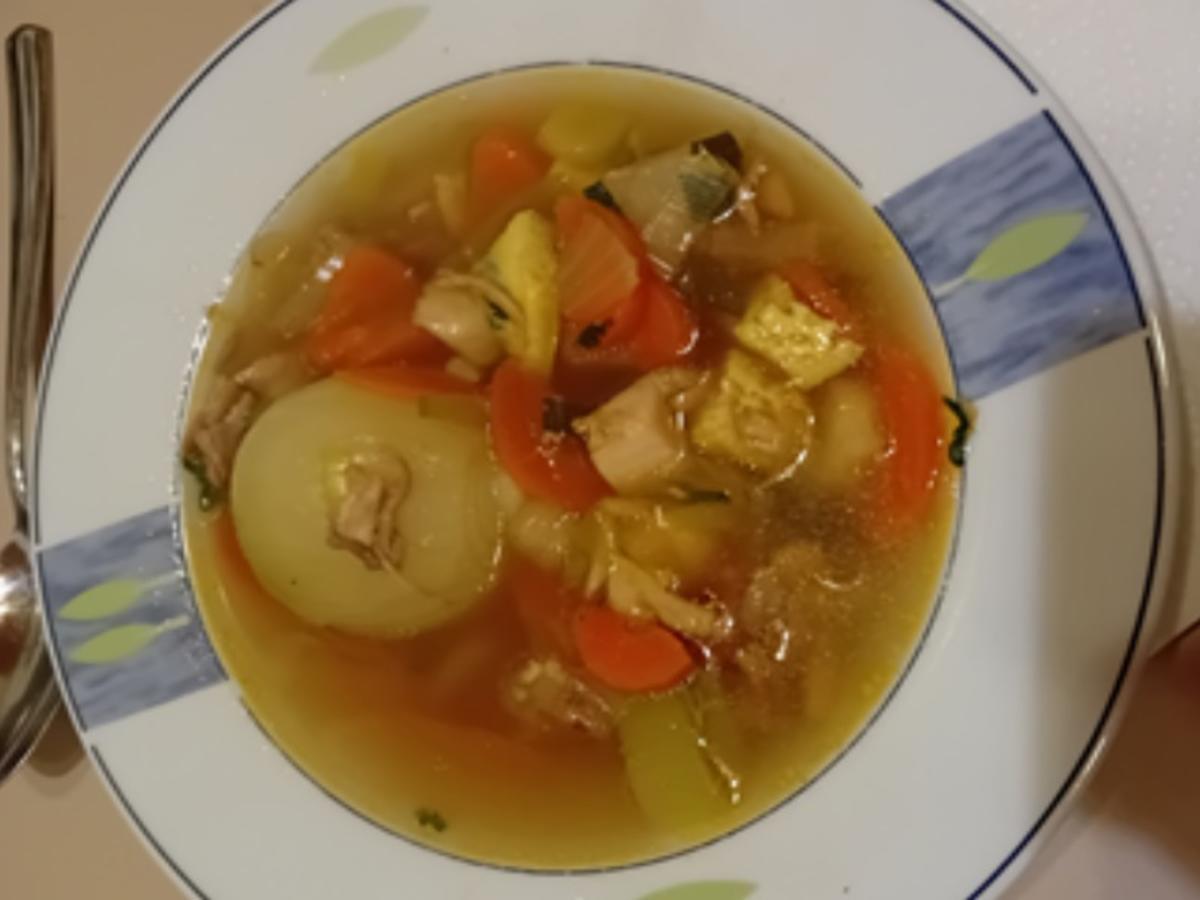 Maxi Suppe mit Hähnchenfleisch, Suppengemüse, Eierstich und Fadennudeln - Rezept - Bild Nr. 17694