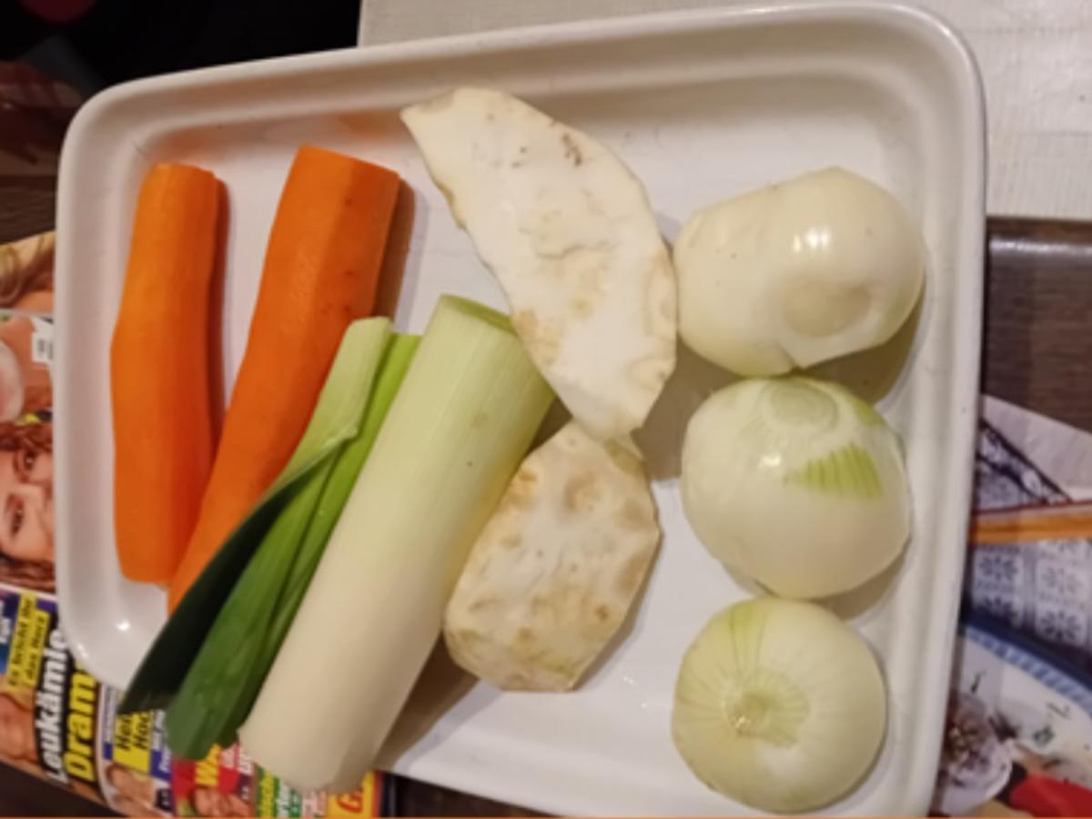 Maxi Suppe mit Hähnchenfleisch, Suppengemüse, Eierstich und Fadennudeln - Rezept - Bild Nr. 17697