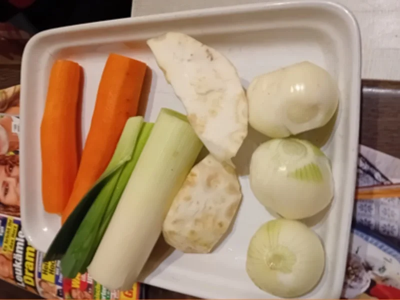 Maxi Suppe mit Hähnchenfleisch, Suppengemüse, Eierstich und Fadennudeln - Rezept - Bild Nr. 17697