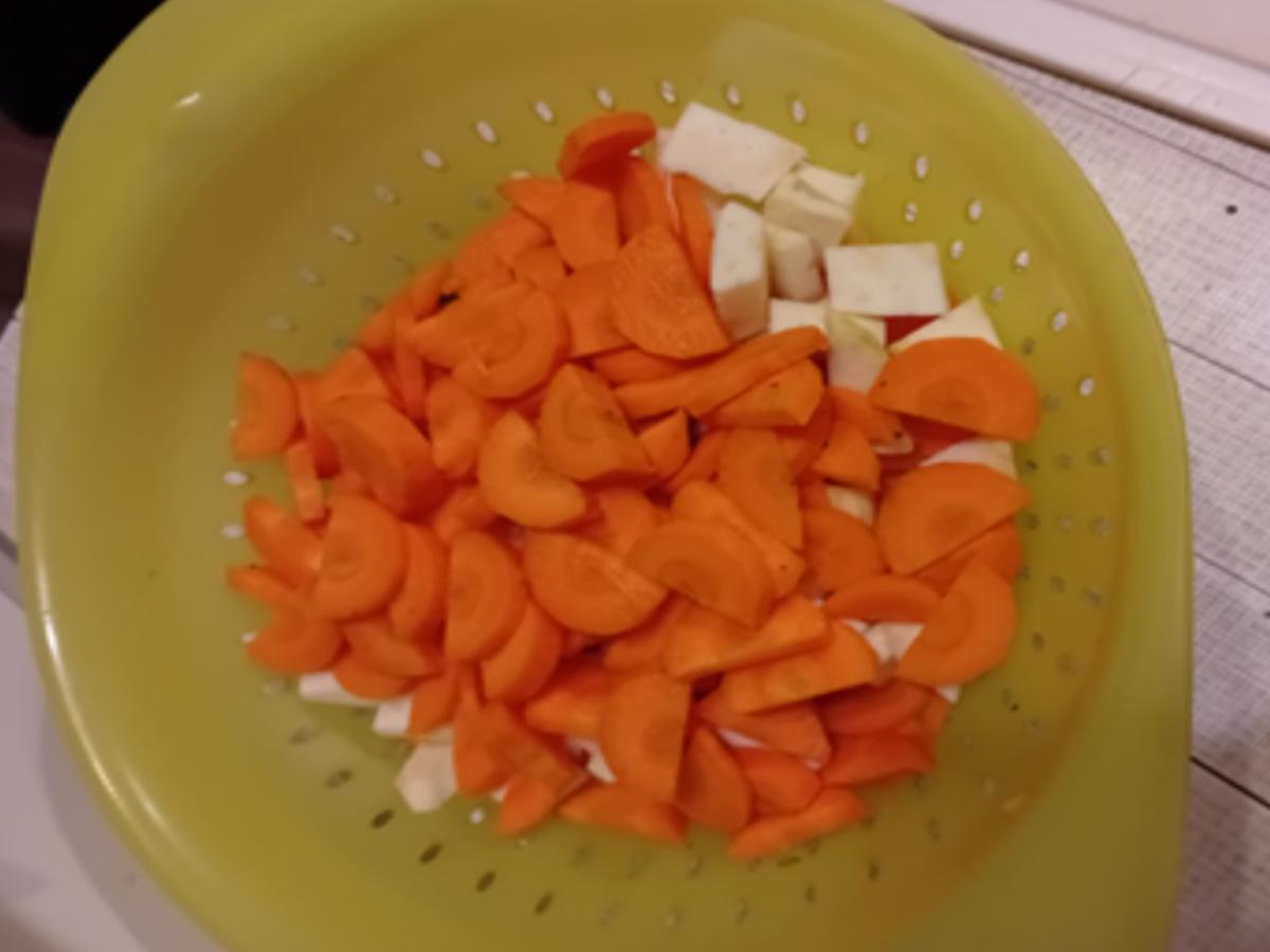 Maxi Suppe mit Hähnchenfleisch, Suppengemüse, Eierstich und Fadennudeln - Rezept - Bild Nr. 17698