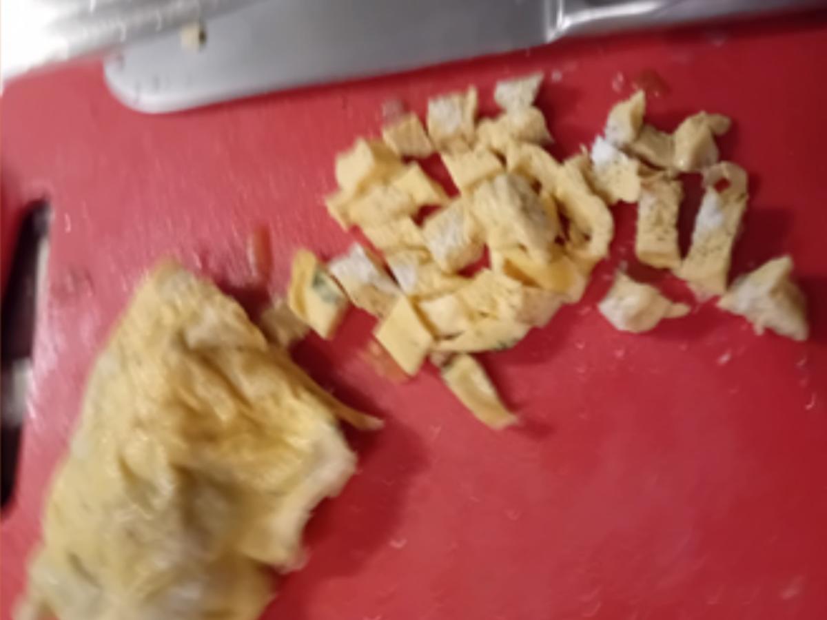 Maxi Suppe mit Hähnchenfleisch, Suppengemüse, Eierstich und Fadennudeln - Rezept - Bild Nr. 17702