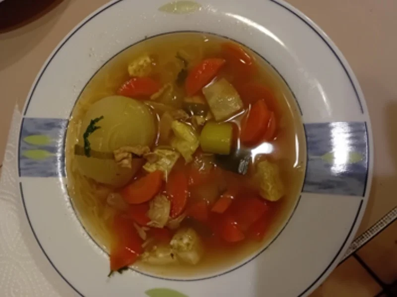Maxi Suppe mit Hähnchenfleisch, Suppengemüse, Eierstich und Fadennudeln - Rezept - Bild Nr. 17707