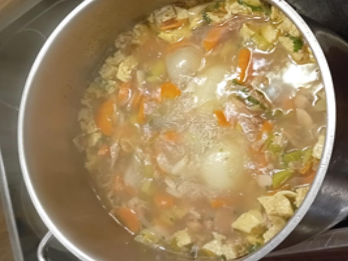 Maxi Suppe mit Hähnchenfleisch, Suppengemüse, Eierstich und Fadennudeln - Rezept - Bild Nr. 17708