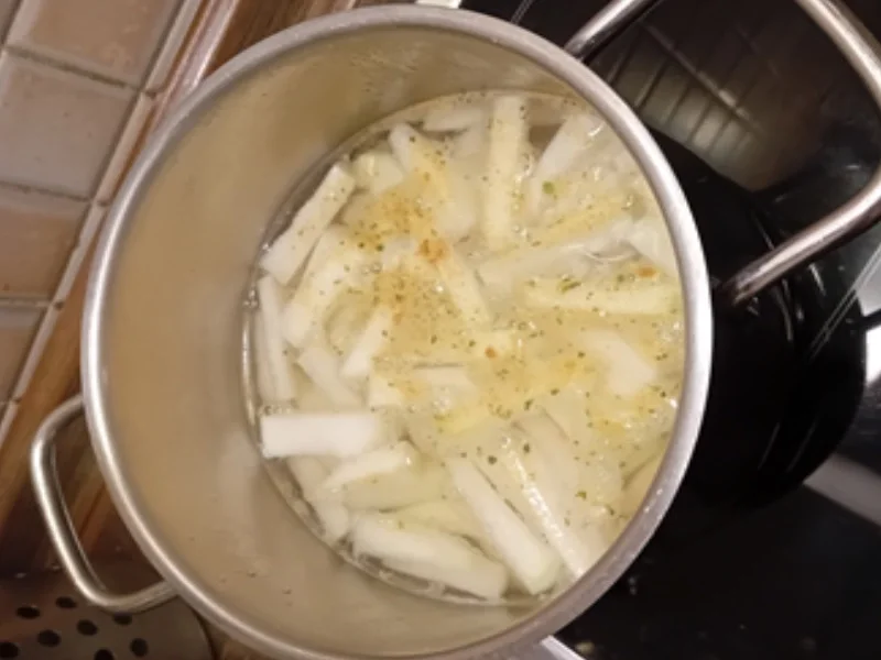 Mini-Filetschnitzel mit Rahm-Kohlrabi und Brat-Drillingen - Rezept - Bild Nr. 8