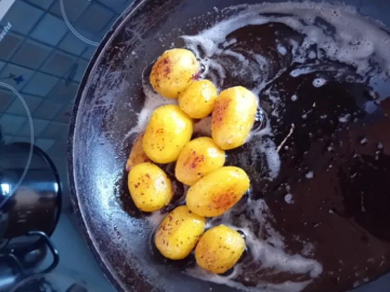 Mini-Filetschnitzel mit Rahm-Kohlrabi und Brat-Drillingen - Rezept - Bild Nr. 11