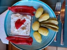Heringsfilet in Sahnesauce mit gerösteter Paprika, Gewürzgurke und Pellkartoffel-Drillinge - Rezept - Bild Nr. 17697