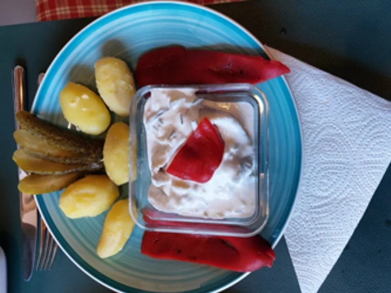 Rezept: Heringsfilet in Sahnesauce mit gerösteter Paprika, Gewürzgurke und Pellkartoffel-Drillinge Bild Nr. 17698 Heringsfilet in Sahnesauce mit gerösteter Paprika, Gewürzgurke und Pellkartoffel-Drillinge - Rezept - Bild Nr. 17698