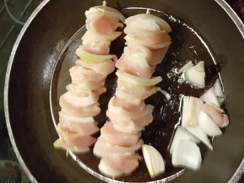 Hähnchenbrustfilet-Spieß mit würziger Auflage, Brokkoli und Möhren-Stampf - Rezept - Bild Nr. 5