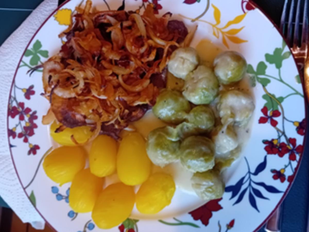 Schweinesteak mit Röstzwiebeln, Rahm-Rosenkohl und Drillingen - Rezept - Bild Nr. 2