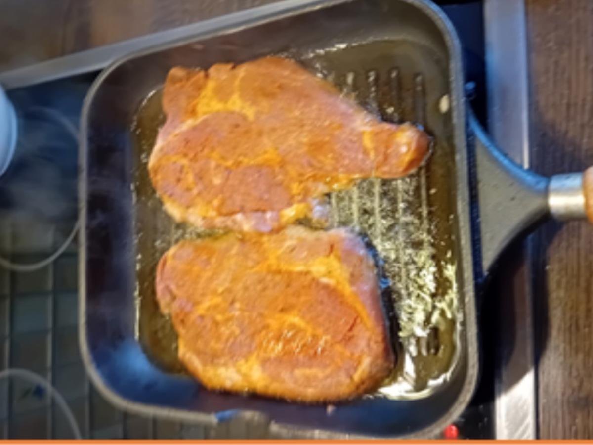 Schweinesteak mit Röstzwiebeln, Rahm-Rosenkohl und Drillingen - Rezept - Bild Nr. 5