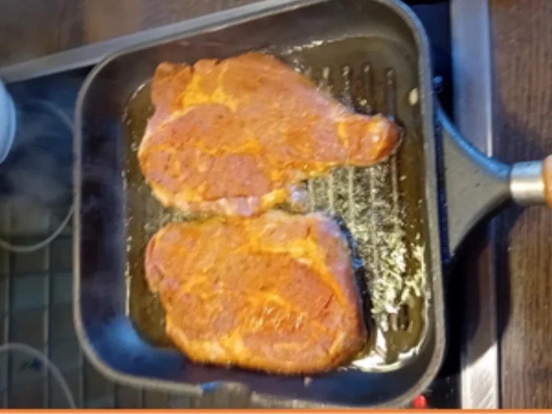 Schweinesteak mit Röstzwiebeln, Rahm-Rosenkohl und Drillingen - Rezept - Bild Nr. 5