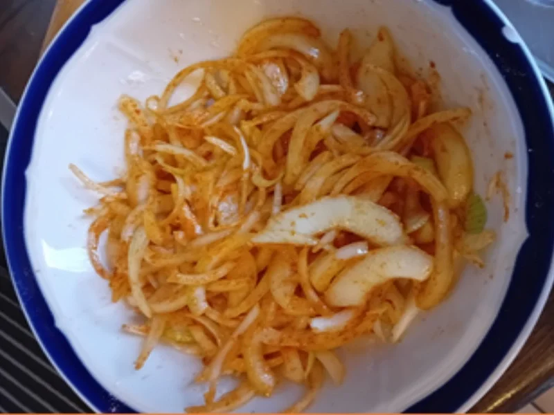 Schweinesteak mit Röstzwiebeln, Rahm-Rosenkohl und Drillingen - Rezept - Bild Nr. 7