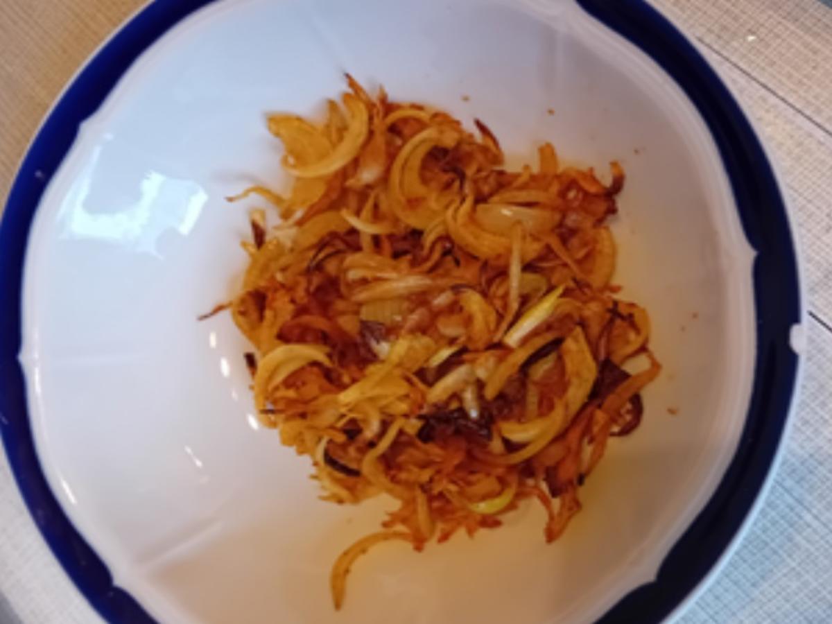 Schweinesteak mit Röstzwiebeln, Rahm-Rosenkohl und Drillingen - Rezept - Bild Nr. 8