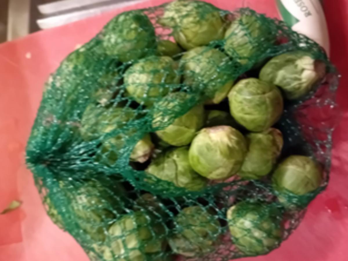 Schweinesteak mit Röstzwiebeln, Rahm-Rosenkohl und Drillingen - Rezept - Bild Nr. 9