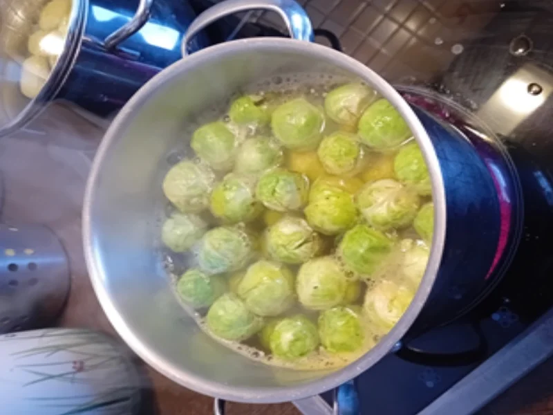 Schweinesteak mit Röstzwiebeln, Rahm-Rosenkohl und Drillingen - Rezept - Bild Nr. 10