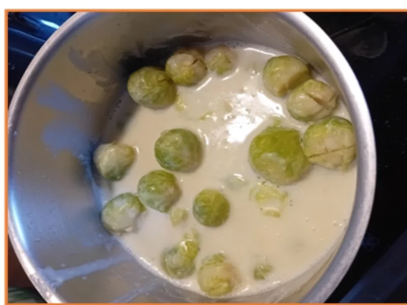 Schweinesteak mit Röstzwiebeln, Rahm-Rosenkohl und Drillingen - Rezept - Bild Nr. 11