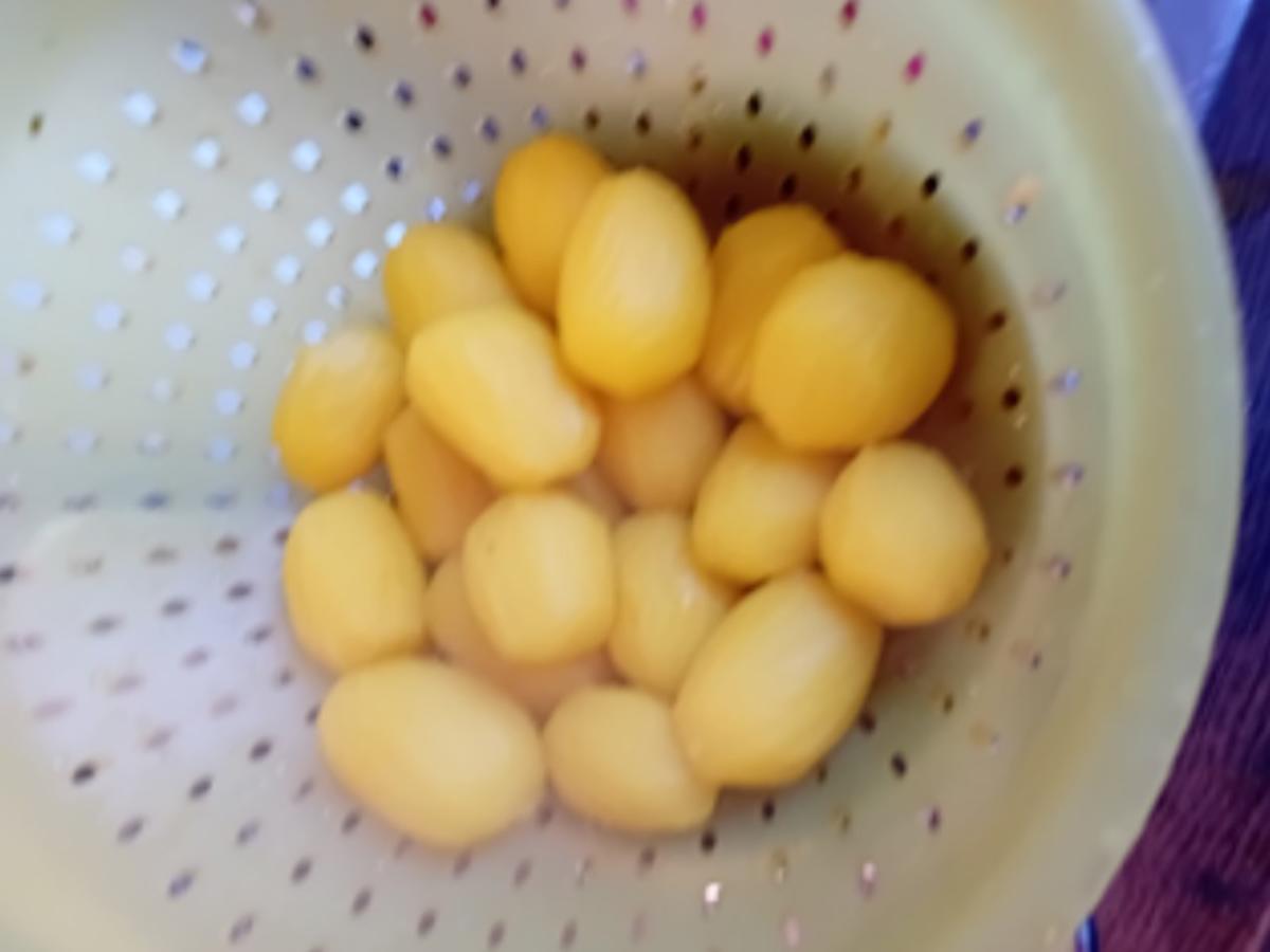 Schweinesteak mit Röstzwiebeln, Rahm-Rosenkohl und Drillingen - Rezept - Bild Nr. 13