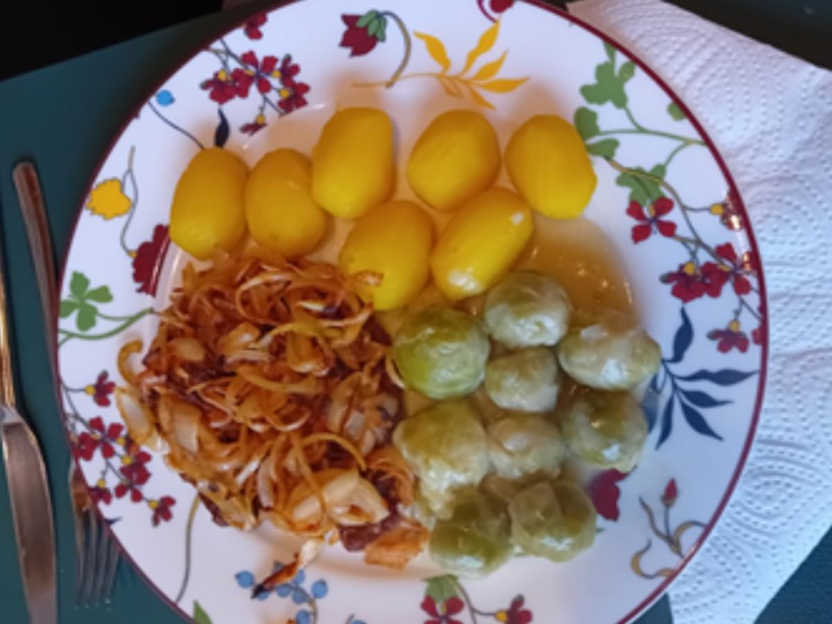 Schweinesteak mit Röstzwiebeln, Rahm-Rosenkohl und Drillingen - Rezept - Bild Nr. 14