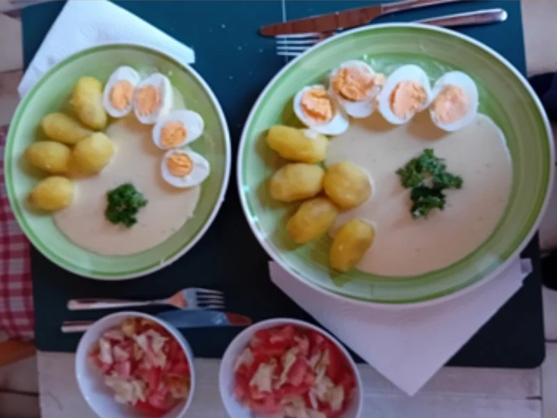 Eier in Sahne-Senf-Sauce mit gemischten Salat und Pellkartoffel-Drillingen - Rezept - Bild Nr. 2